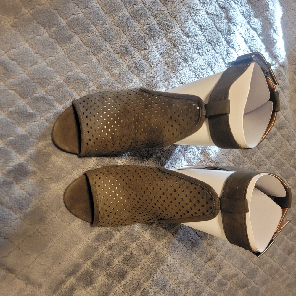 Universal Thread Olive Heel Sandals - Picture 2 of 6